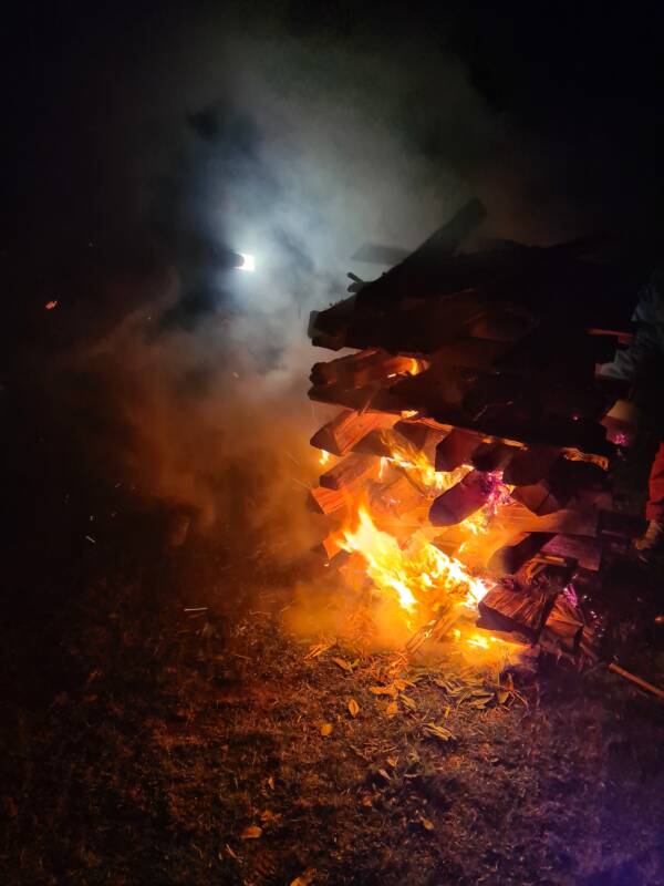 Feuerlauf mit Herz - Barfuss über glühende Kohlen für Heilung