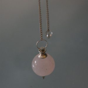 Rosenquarz mit Goldkette - Dorothee Zopp